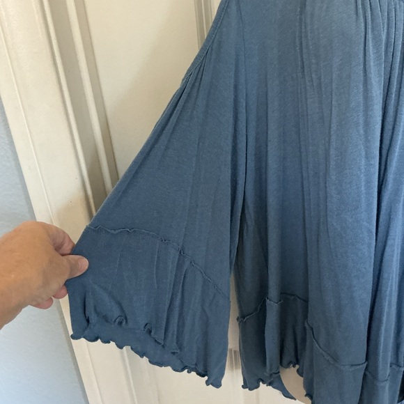 Free People Cold Shoulder Asymetrical Top Size XS Bell Sleeves Oversized - Picture 5 of 9